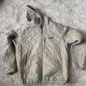 Diamond quilted light weight PATAGONIA jacket. Men’s size large tan and navy